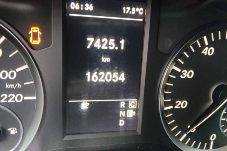Used Mercedes-Benz Vito 2016 2.0T Business Edition Odometer Close Up