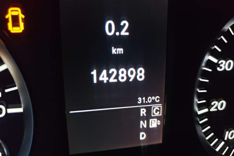 Used Mercedes-Benz Vito 2016 2.0T Business Edition Odometer Close Up