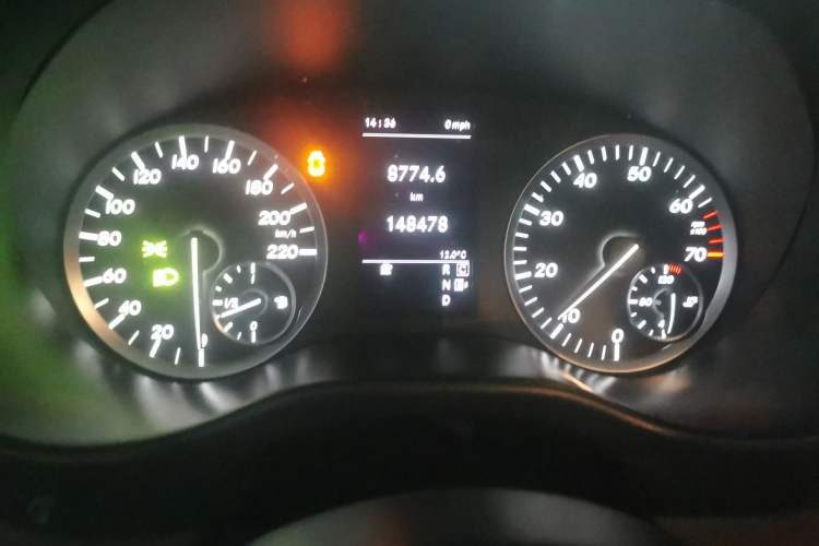 Used Mercedes-Benz Vito 2016 2.0T Business Edition Odometer Close Up