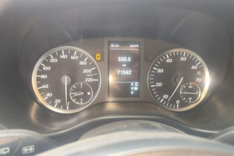 Used Mercedes-Benz Vito 2016 2.0T Elite Edition Odometer Close Up