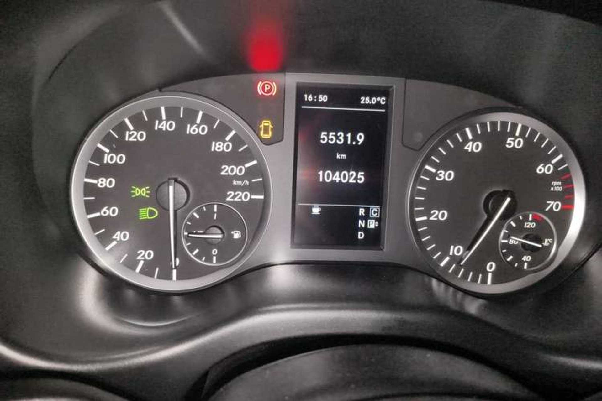 Used Mercedes-Benz Vito 2016 2.0T Business Edition Odometer Close Up