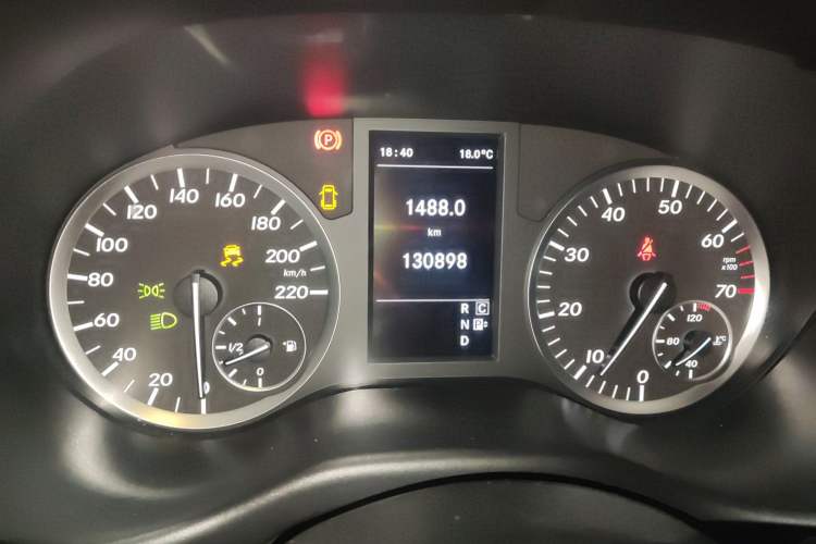 Used Mercedes-Benz Vito 2016 2.0T Elite Edition Odometer Close Up
