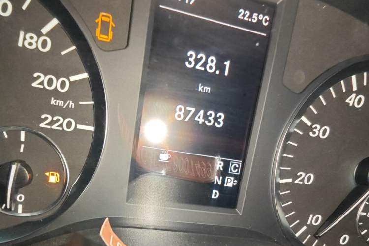 Used Mercedes-Benz Vito 2016 2.0T Elite Edition Odometer Close Up