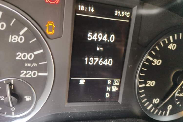 Used Mercedes-Benz Vito 2016 2.0T Elite Edition Odometer Close Up