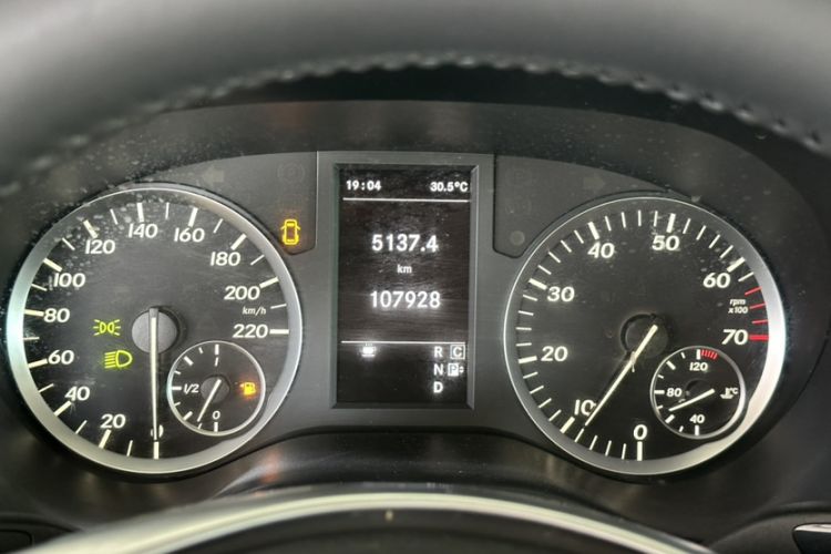 Used Mercedes-Benz Vito 2016 2.0T Elite Edition Odometer Close Up