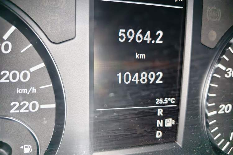 Used Mercedes-Benz Vito 2016 2.0T Business Edition Odometer Close Up