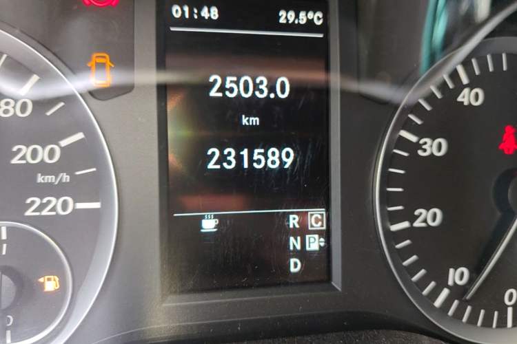 Used Mercedes-Benz Vito 2016 2.0T Business Edition Odometer Close Up