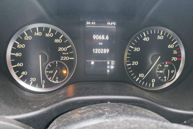 Used Mercedes-Benz Vito 2016 2.0T Elite Edition Odometer Close Up
