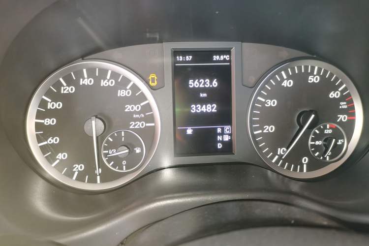 Used Mercedes-Benz Vito 2016 2.0T Business Edition Odometer Close Up