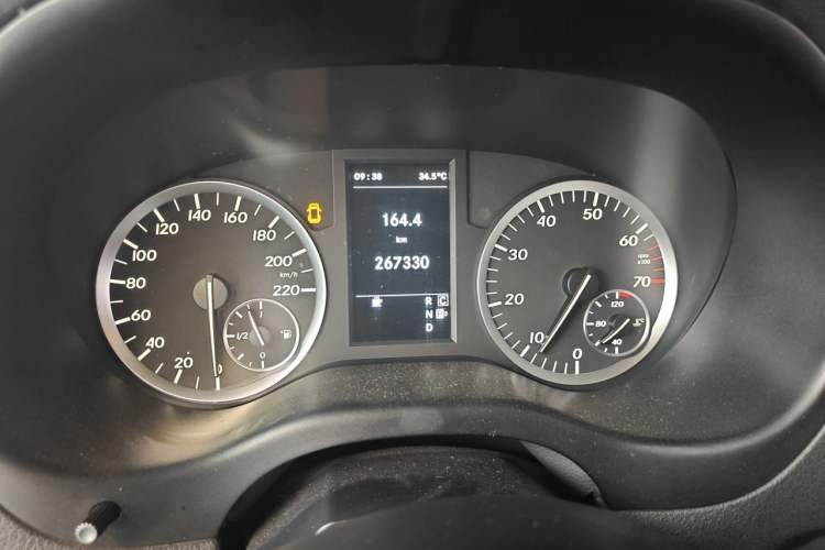 Used Mercedes-Benz Vito 2016 2.0T Business Edition Odometer Close Up