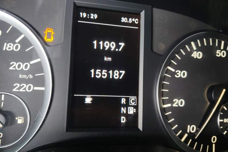 Used Mercedes-Benz Vito 2016 2.0T Elite Edition Odometer Close Up
