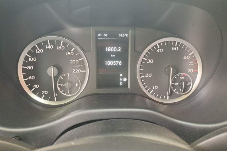 Used Mercedes-Benz Vito 2016 2.0T Business Edition Odometer Close Up