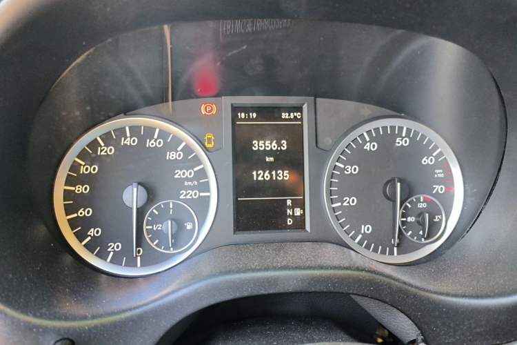 Used Mercedes-Benz Vito 2016 2.0T Elite Version 9-seater Odometer Close Up
