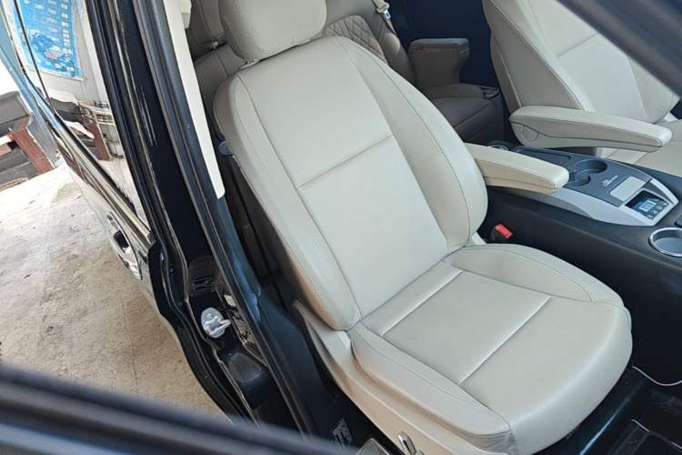 Used Mercedes-Benz Vito 2016 2.0T Elite Edition Right Front Seat