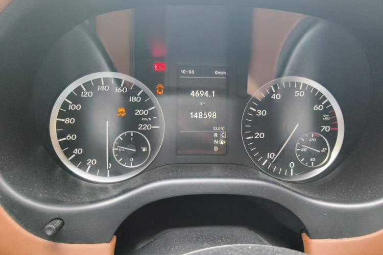 Used Mercedes-Benz Vito 2016 2.0T Business Edition Odometer Close Up