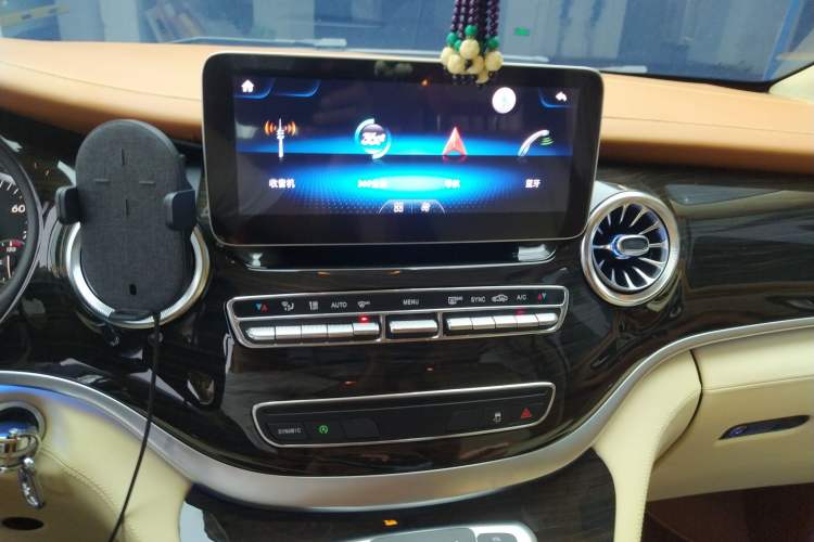 Used Mercedes-Benz Vito 2016 2.0T Business Edition Audio And AC Panel