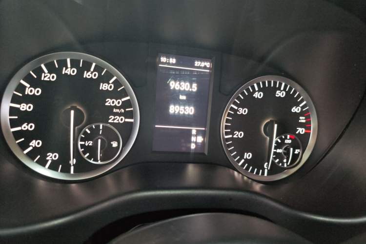 Used Mercedes-Benz Vito 2016 2.0T Business Edition Odometer Close Up