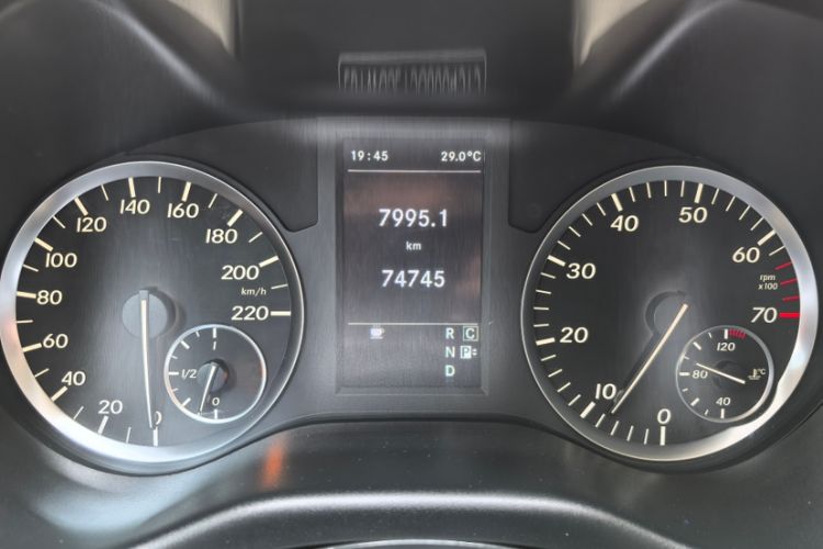 Used Mercedes-Benz Vito 2016 2.0T Business Edition Odometer Close Up