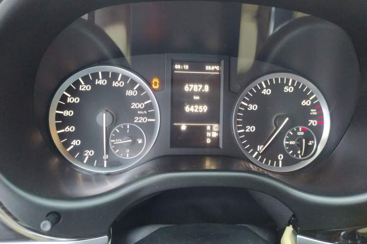 Used Mercedes-Benz Vito 2016 2.0T Business Edition Odometer Close Up
