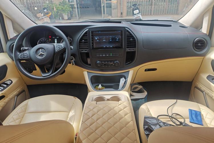 Used Mercedes-Benz Vito 2016 2.0T Elite Edition Center Console