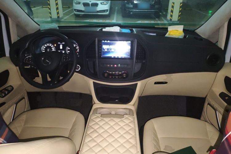 Used Mercedes-Benz Vito 2016 2.0T Elite Edition Center Console