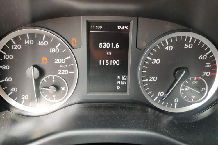Used Mercedes-Benz Vito 2016 2.0T Business Edition Odometer Close Up