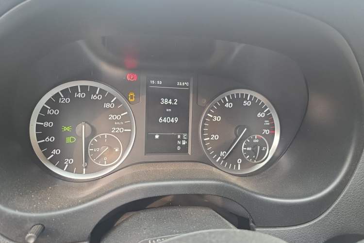 Used Mercedes-Benz Vito 2016 2.0T Business Edition Odometer Close Up