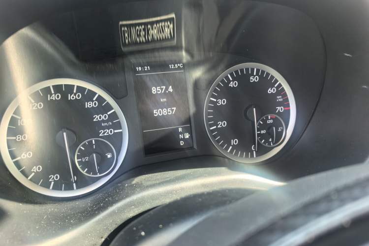 Used Mercedes-Benz Vito 2016 2.0T Elite Edition Odometer Close Up
