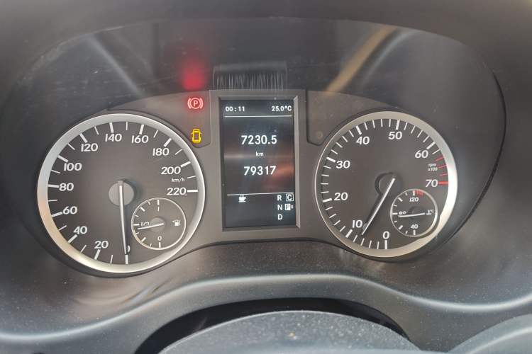 Used Mercedes-Benz Vito 2016 2.0T Elite Edition Odometer Close Up