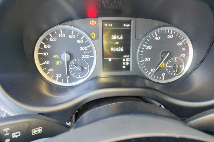 Used Mercedes-Benz Vito 2016 2.0T Elite Edition Odometer Close Up