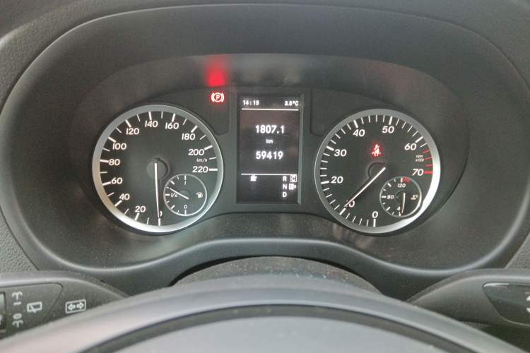 Used Mercedes-Benz Vito 2016 2.0T Elite Edition Odometer Close Up