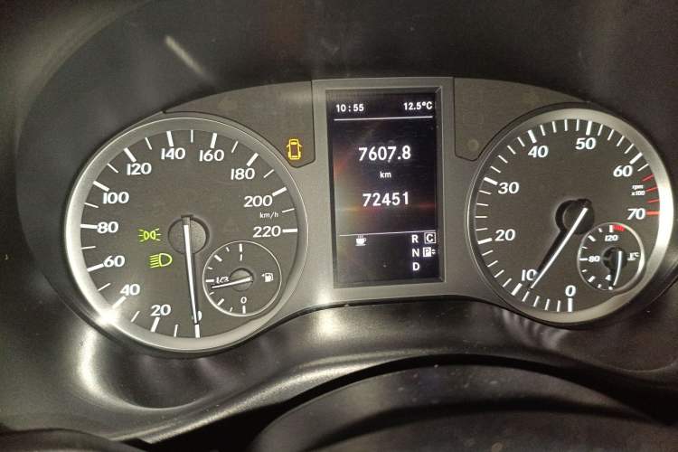 Used Mercedes-Benz Vito 2016 2.0T Business Edition Odometer Close Up