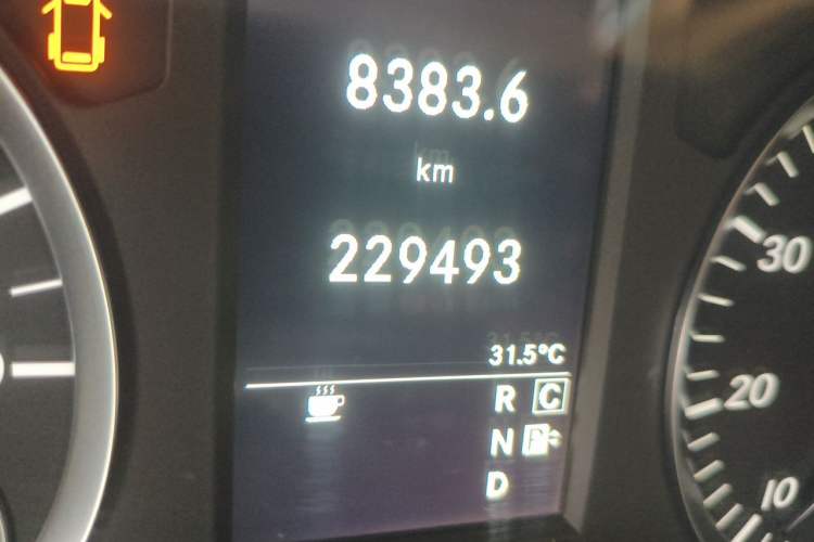 Used Mercedes-Benz Vito 2016 2.0T Business Edition Odometer Close Up