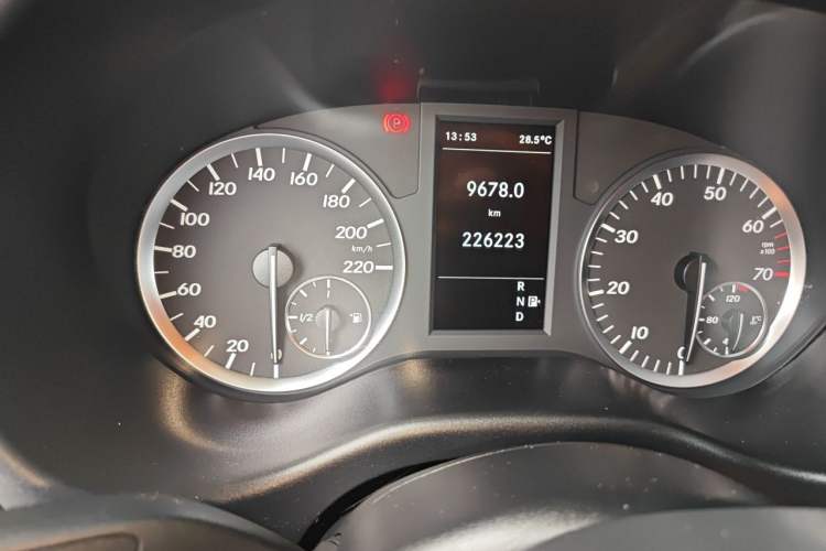 Used Mercedes-Benz Vito 2016 2.0T Elite Edition Odometer Close Up