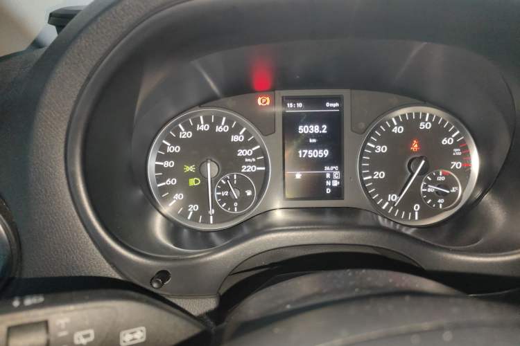 Used Mercedes-Benz Vito 2016 2.0T Business Edition Odometer Close Up