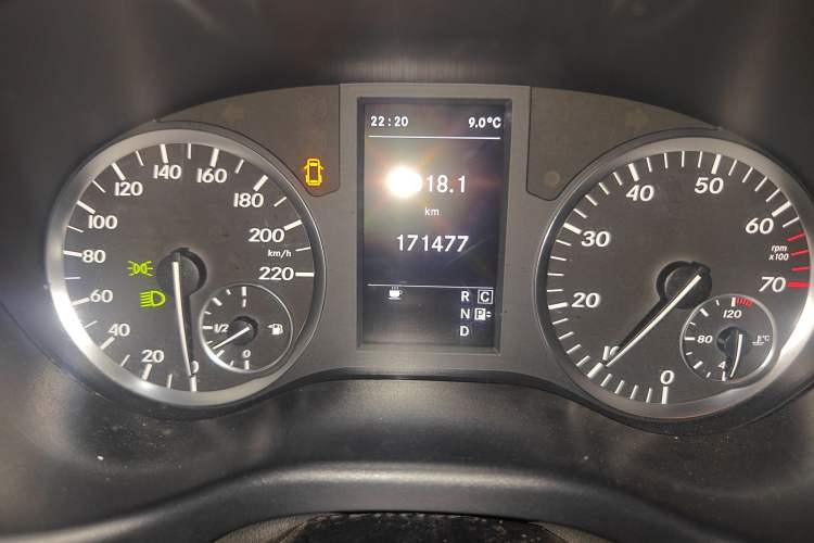 Used Mercedes-Benz Vito 2016 2.0T Business Edition Odometer Close Up