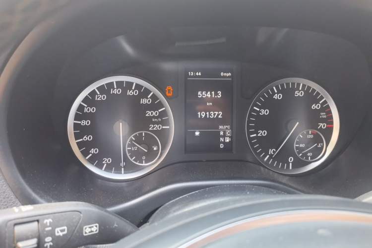 Used Mercedes-Benz Vito 2016 2.0T Business Edition Odometer Close Up