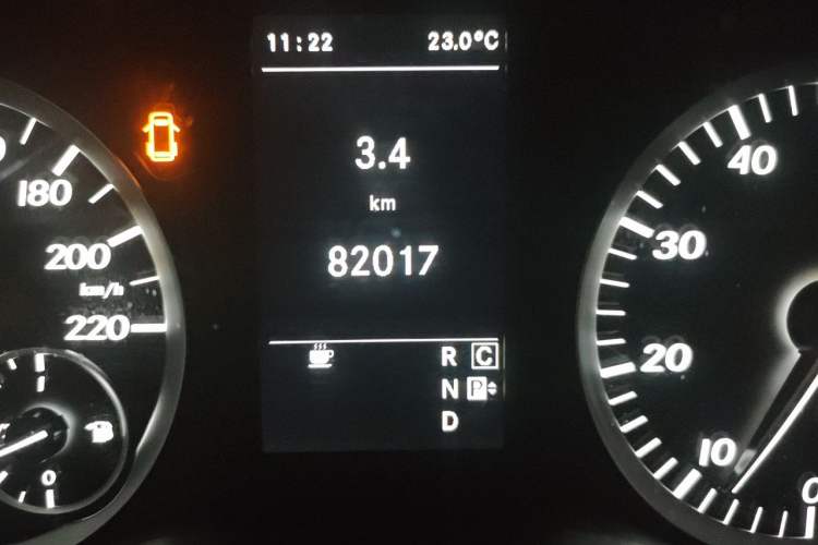 Used Mercedes-Benz Vito 2016 2.0T Elite Edition Odometer Close Up