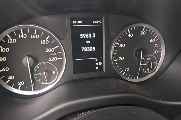 Used Mercedes-Benz Vito 2016 2.0T Business Edition Odometer Close Up