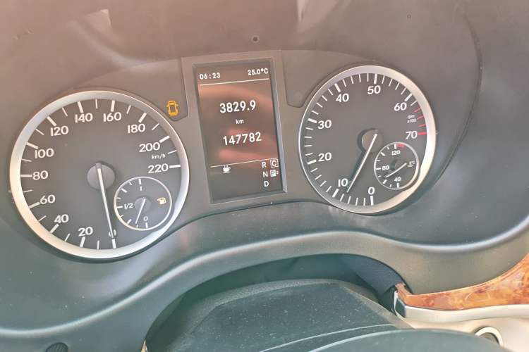 Used Mercedes-Benz Vito 2016 2.0T Business Edition Odometer Close Up