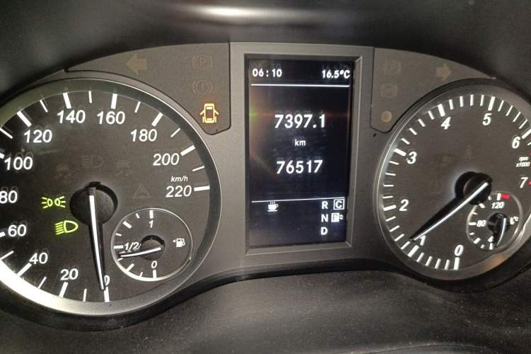 Used Mercedes-Benz Vito  Odometer Close Up