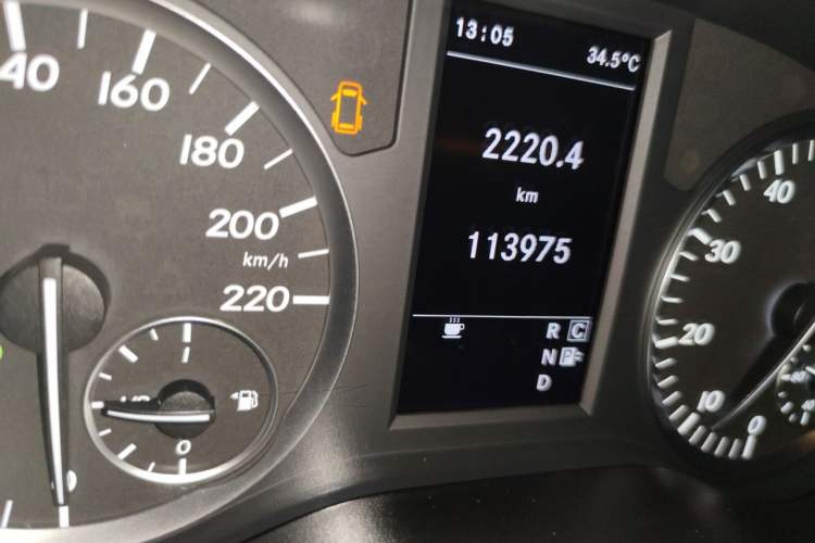 Used Mercedes-Benz Vito  Odometer Close Up