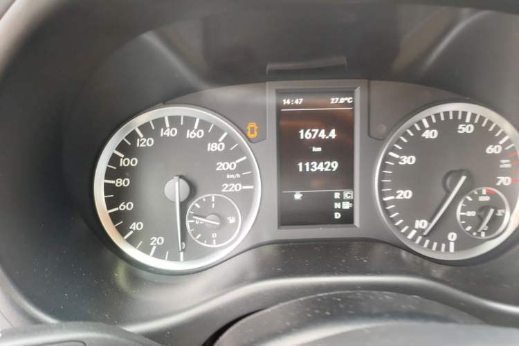 Used Mercedes-Benz Vito  Odometer Close Up