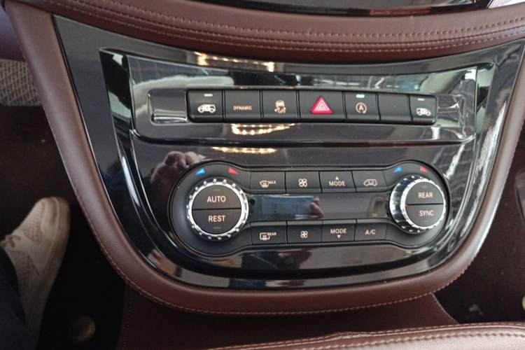 Used Mercedes-Benz Vito  Audio And AC Panel