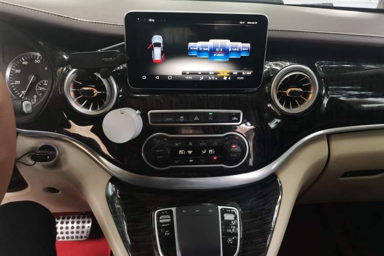 Used Mercedes-Benz Vito 2018 2.0T Elite Version 7 Seats China VI Emission Standard Audio And AC Panel