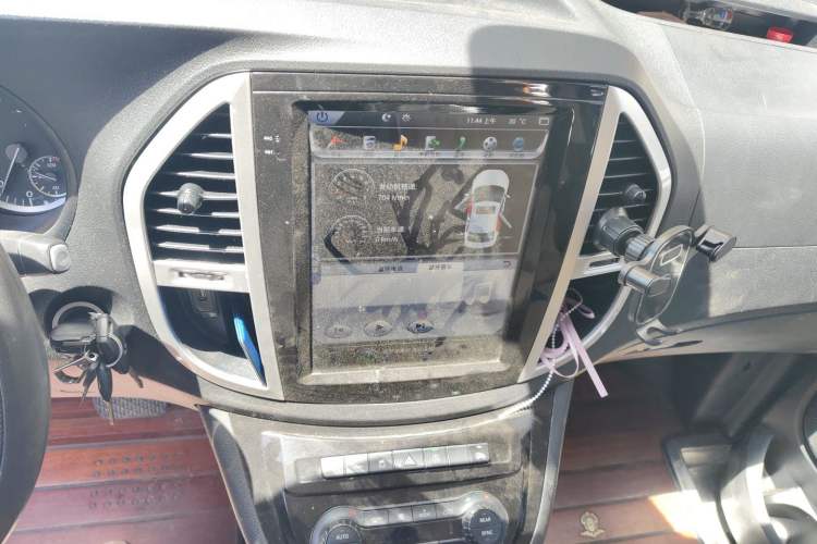Used Mercedes-Benz Vito 2018 2.0T Elite Version 7 Seats China VI Emission Standard Audio And AC Panel