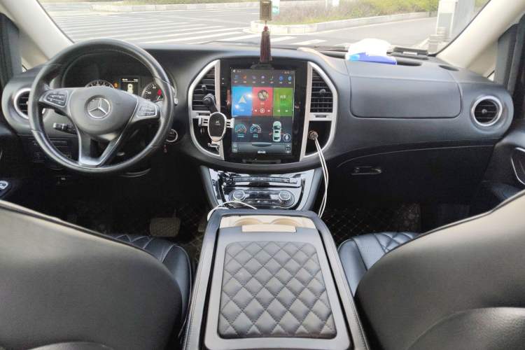 Used Mercedes-Benz Vito 2018 2.0T Business Version China VI Emission Standard Center Console