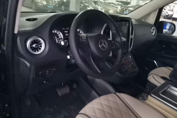 Used Mercedes-Benz Vito 2018 2.0T Elite Version 7 Seats China V Emission Standard Center Console