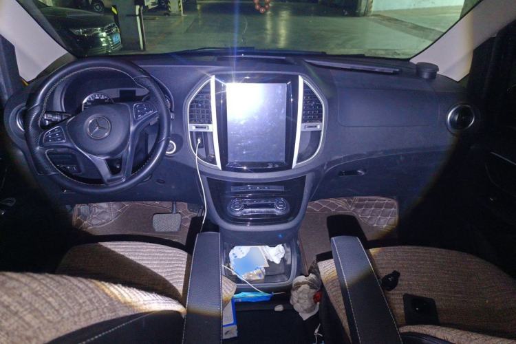 Used Mercedes-Benz Vito 2018 2.0T Business Version China VI Emission Standard Center Console
