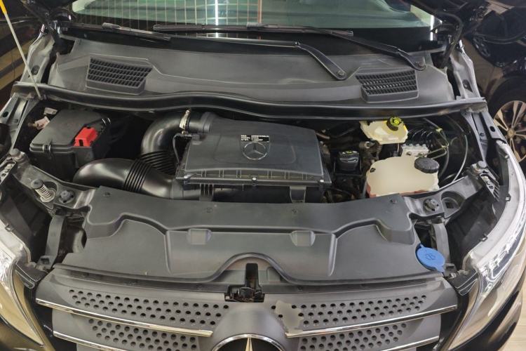 Used Mercedes-Benz Vito 2018 2.0T Elite Version 7 Seats China V Emission Standard Engine Bay